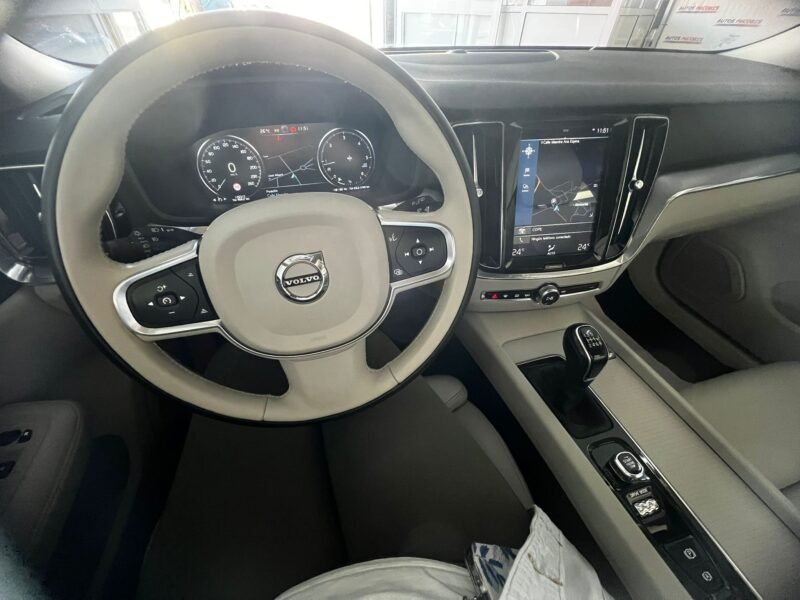VOLVO v60 2.0 D3 momentum pro