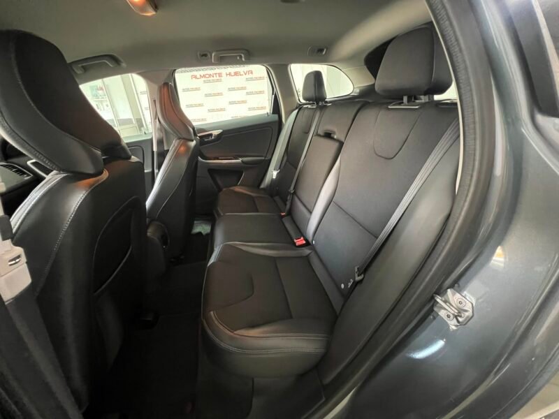 VOLVO XC60 2.0 D3 MOMENTUM AUTO