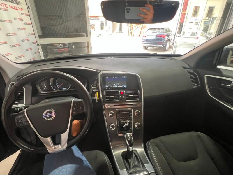 VOLVO XC60 2.0 D3 MOMENTUM AUTO