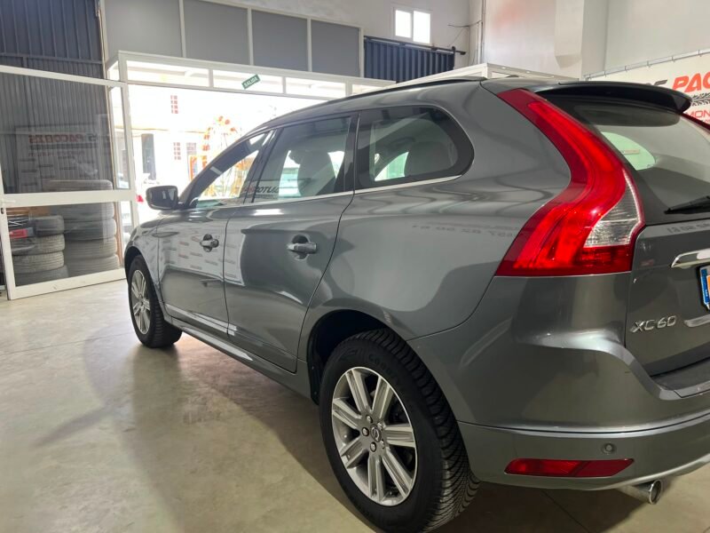 VOLVO XC60 2.0 D3 MOMENTUM AUTO